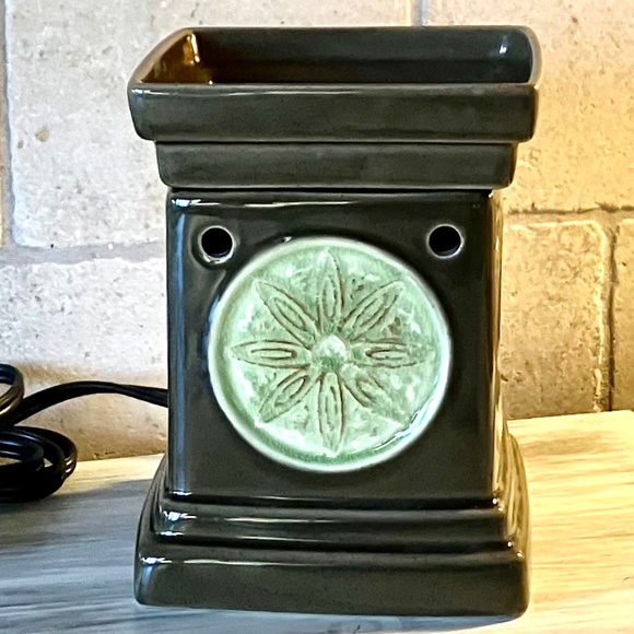 Scentsy Wax Warmer & Wax Cubes - Picture 3 of 12